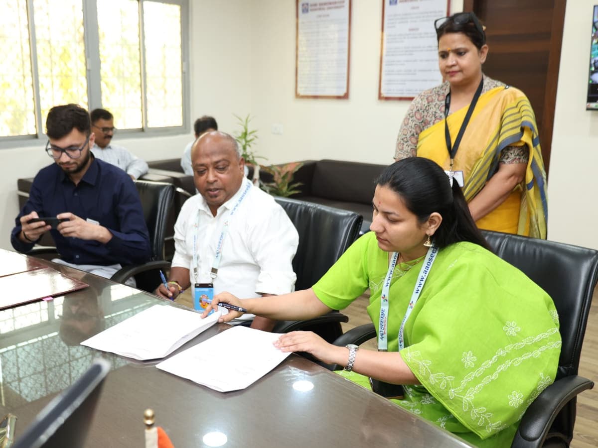 The Aao Seekhe team signing MOU paperwork at Shri Ramswaroop Memorial University