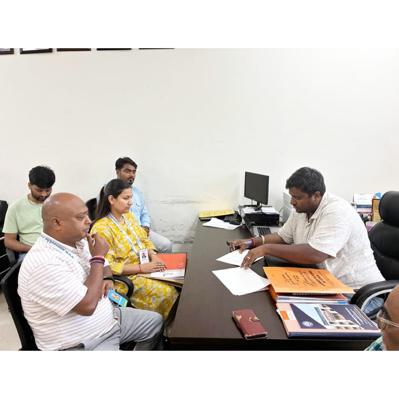 Aao Seekhe counsellors guiding students through their applications
