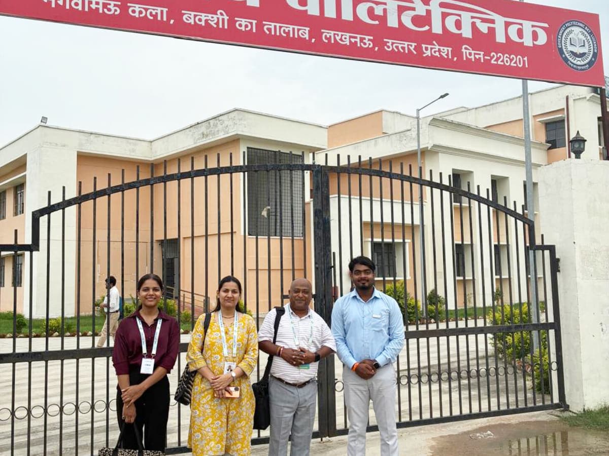 The Aao Seekhe team at the gates of Government Polytechnic, Bakshi Ka Talab