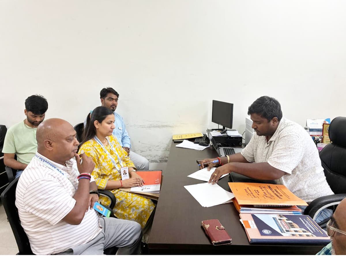 Aao Seekhe counsellors reviewing applications with students