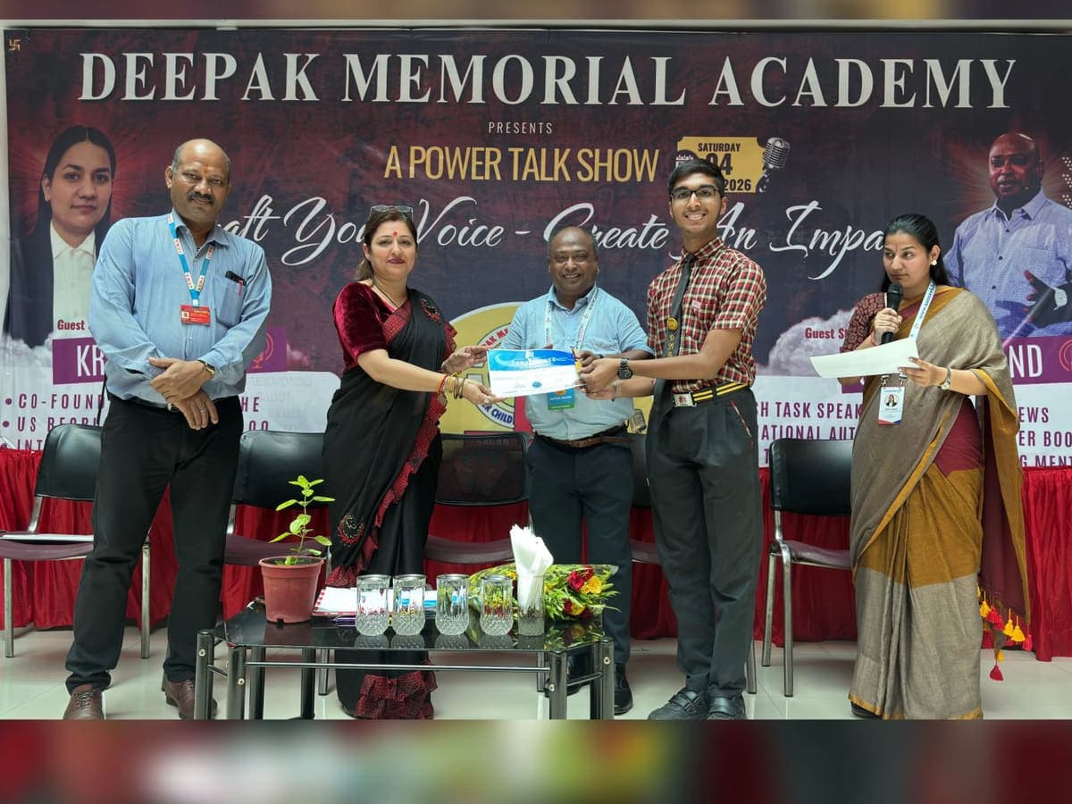 A student being felicitated at the Aao Seekhe power talk show